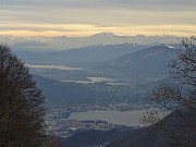 90 Vista sui laghi brianzoli e verso il Monte Rosa